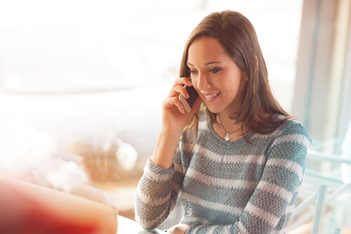 Mevrouw die aan het bellen is